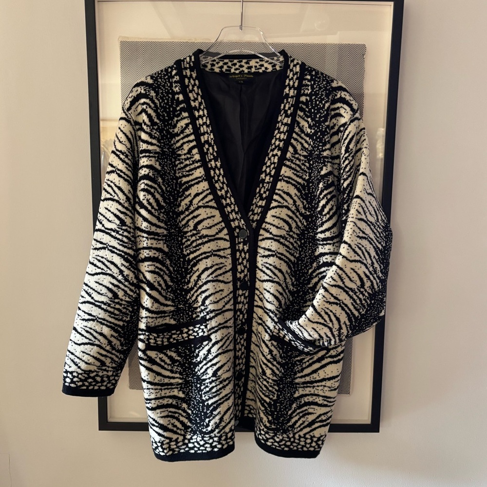 Black and white oversized cardigan, fully lined , 2 pockets size L/XL